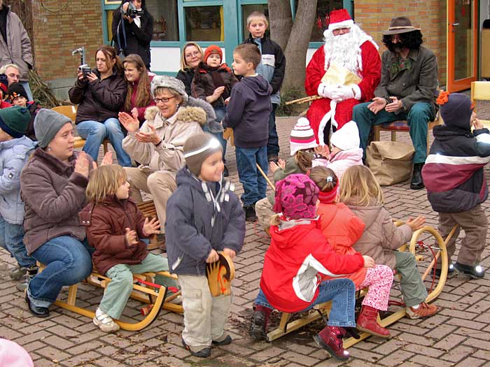 Der Nikolaus zu Besuch im Kindergarten Schulstraße.